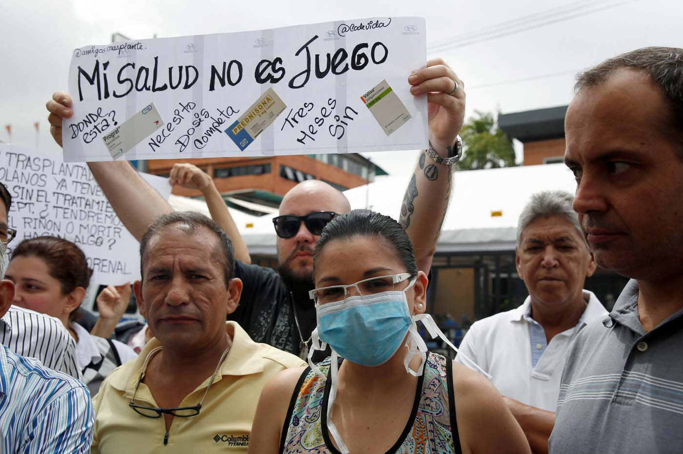 Los manifestantes visitaron diferentes embajadas y dejaron un comunicado sobre la escasez de medicamentos en el país
