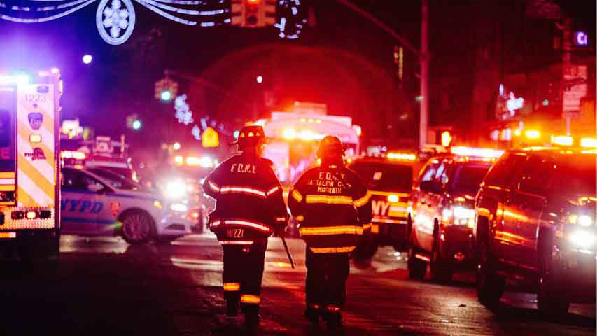 Casi dos centenares de bomberos fueron desplazados para combatir las llamas en un edificio de apartamentos del distrito neoyorquino del Bronx
