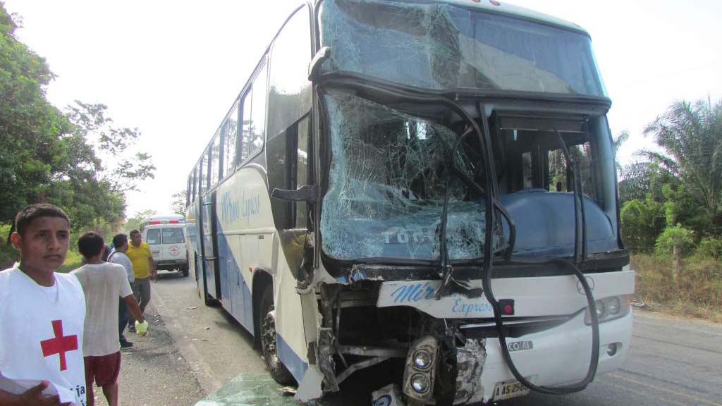 El siniestro ocurrió la madrugada cerca del poblado guatemalteco de Río Hondo cuando el autobús chocó de frente con un carro particular