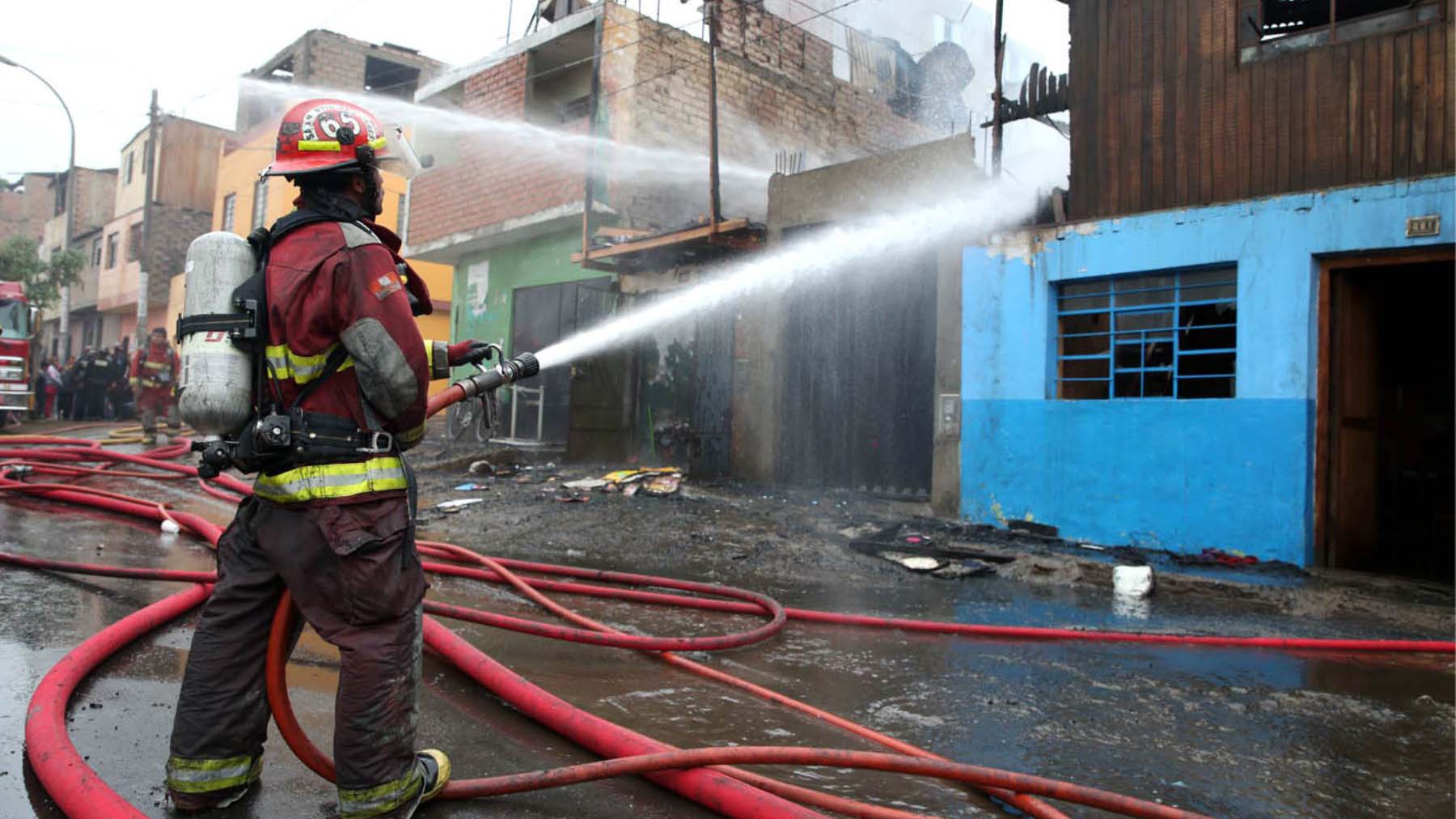 Los bomberos sospechan que una vela encendida en uno de los ambientes de la antigua construcción ocasionó el fuego