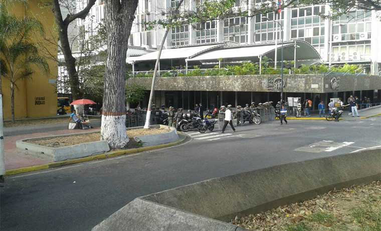 Funcionarios de la GNB cerraron los accesos a la plaza de la Moneda, donde los manifestantes habían pautado la concentración