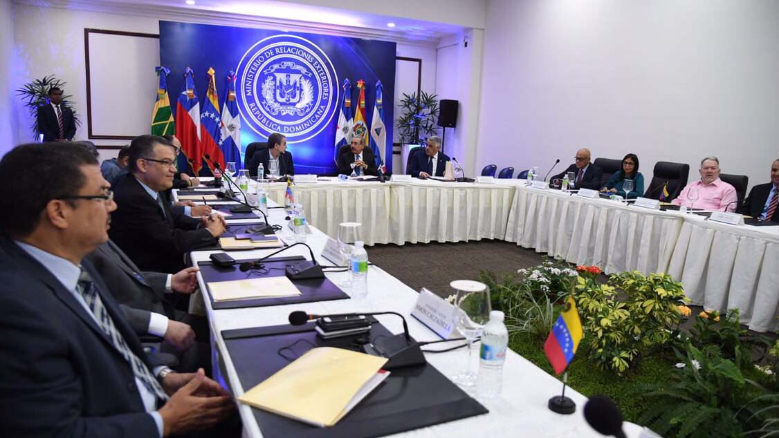 El jefe de la delegación oficialista, Jorge Rodríguez, llamó a la comunidad internacional a "estar a favor de la paz y del entendimiento".