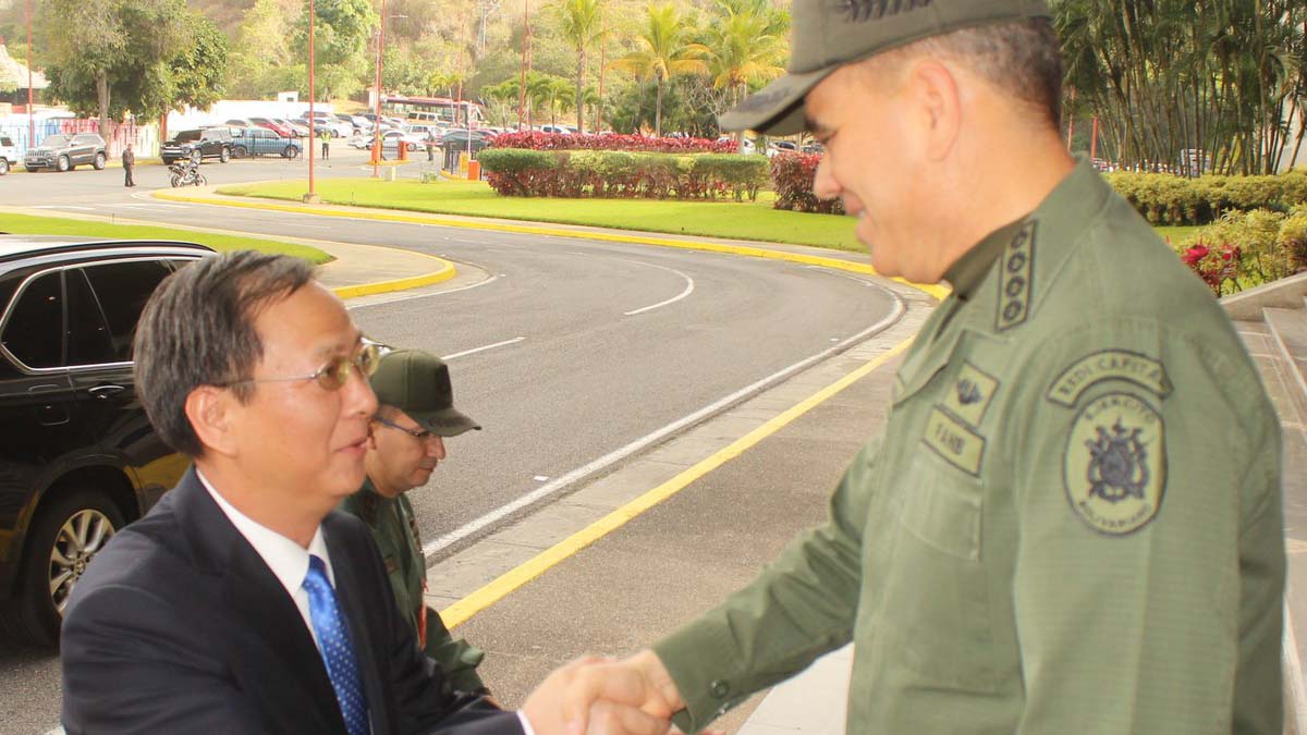 El embajador de la República Popular China, Li Baorong se reunió con el ministro Vladimir Padrino López en la sede del MPPD