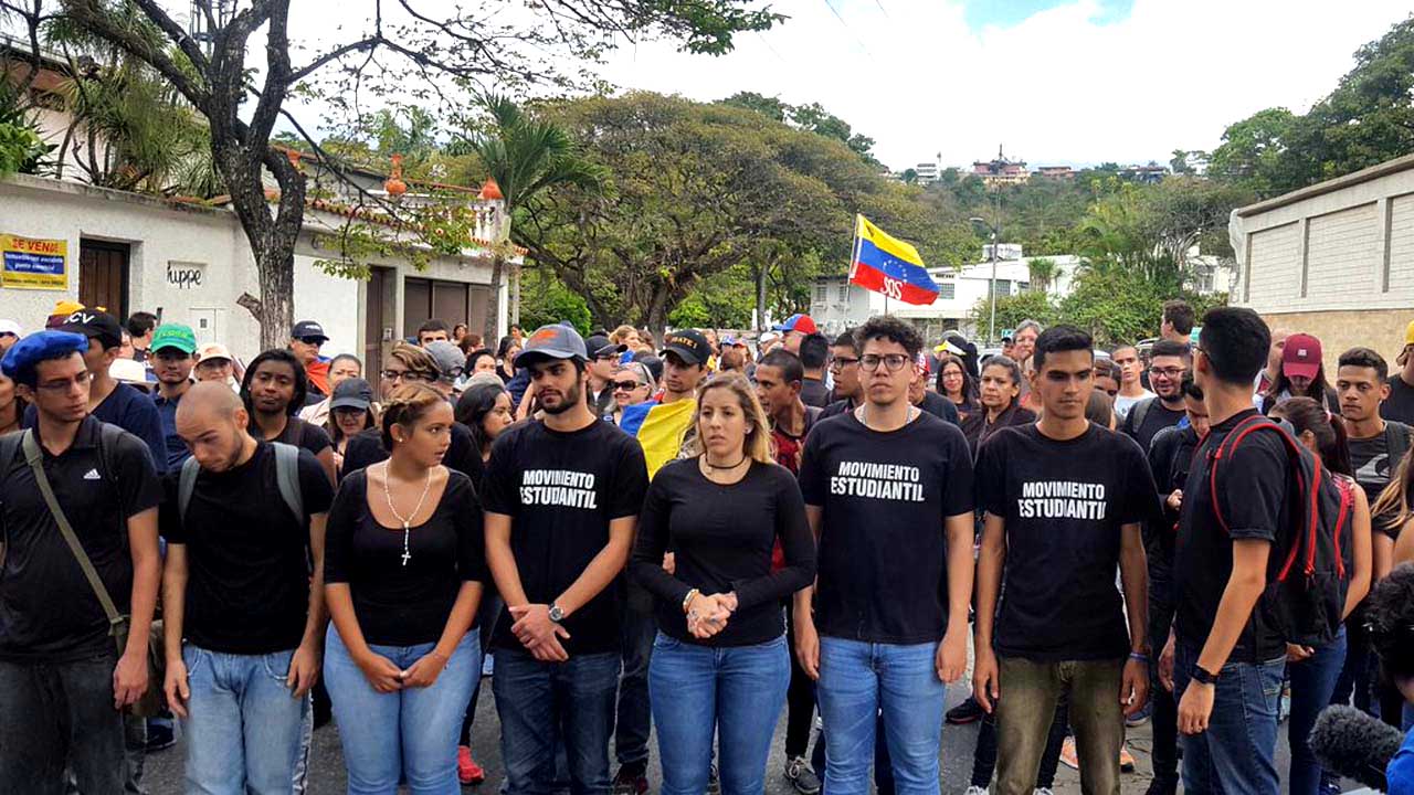 De manera silente, los jóvenes salieron desde Plaza las Américas hasta el Cementerio del Este, en Caracas