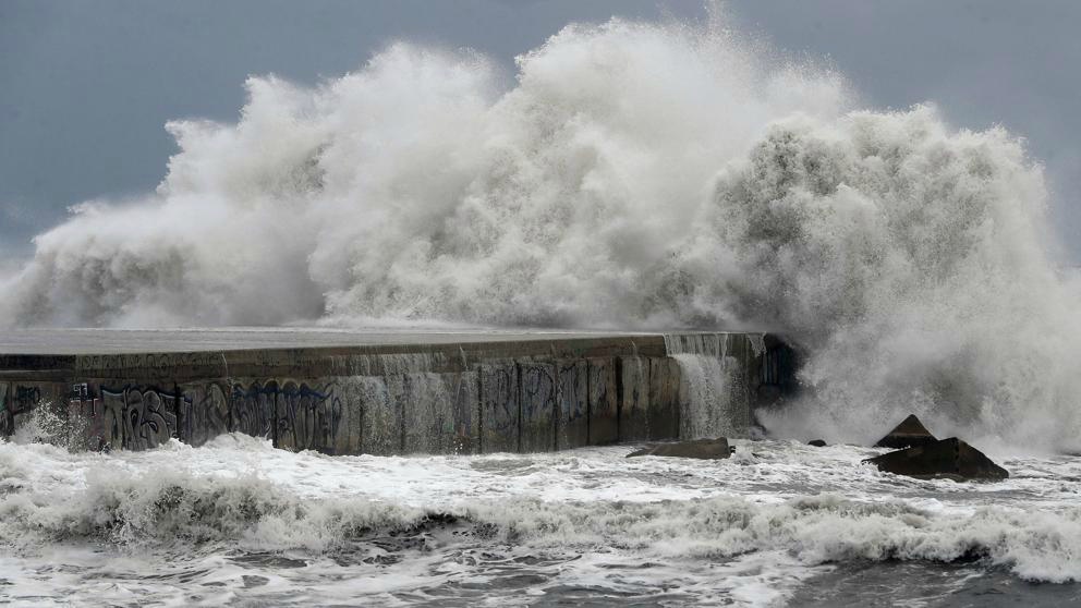 El Servicio de Meteorología de la Aviación Venezolana explicó que las olas rondarían entre los 3 y 7 metros de altura debido a el ciclón tropical