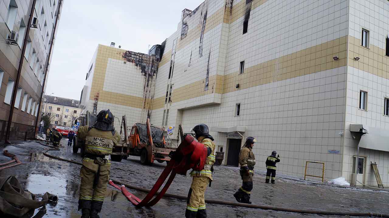 El ministro Puchkov indicó que los bomberos y socorristas trabajan con riesgo por sus vidas, ya que la estructura del edificio quedó dañada por el fuego