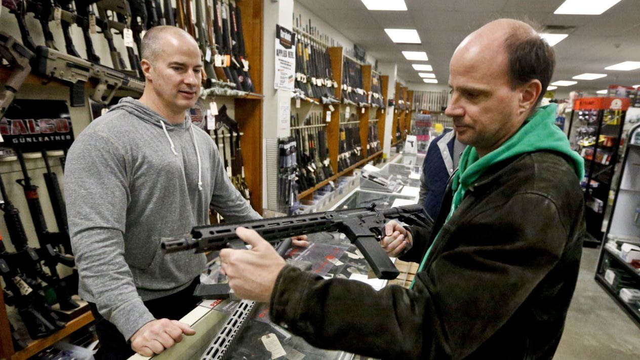 La iniciativa, que tuvo una votación de 67-50, aumenta la edad para comprar rifles de asalto de los 18 a los 21 años