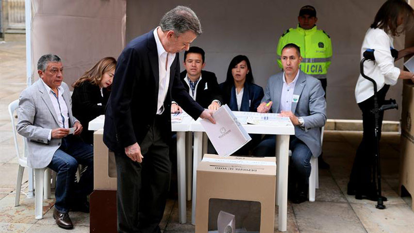 El mandatario colombiano resaltó que es necesario votar masivamente para "fortalecer la democracia"