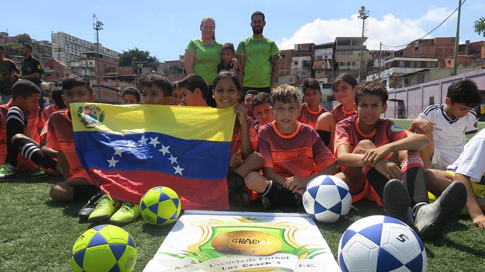 En alianza con la Fundación Más Deportes Menos Violencia cuatro escuelas de fútbol recibieron 16 balones