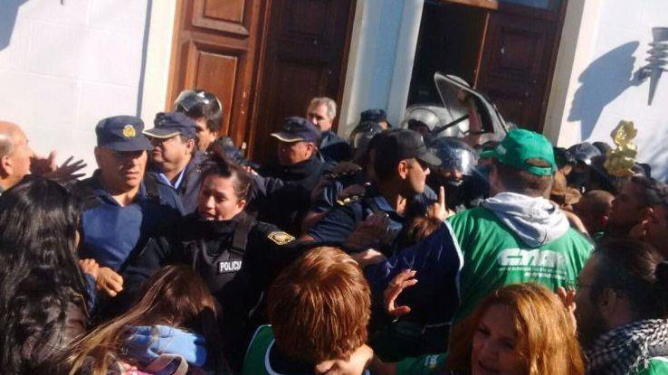 Doble Llave - Murió policía de un infarto durante disturbios en Argentina