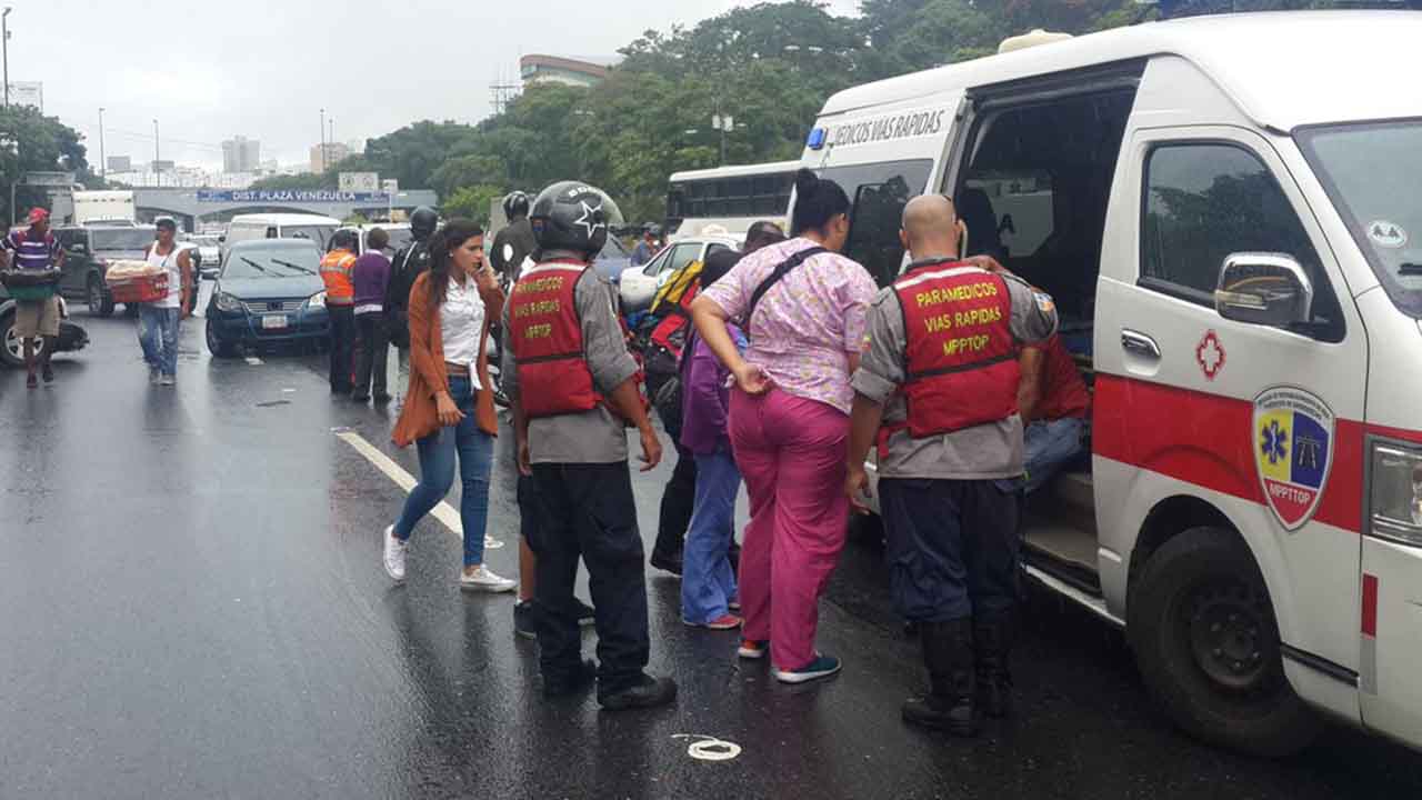 doble llave -El suceso se produjo a la altura de Santa Mónica sentido Plaza Venezuela cuando un autobús perdió los frenos y chocó contra once vehículos y una moto