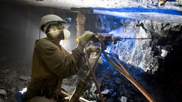 A través de un acuerdo histórico se logró aprobar 395 millones de dólares por siete empresas de la minería en Sudáfrica