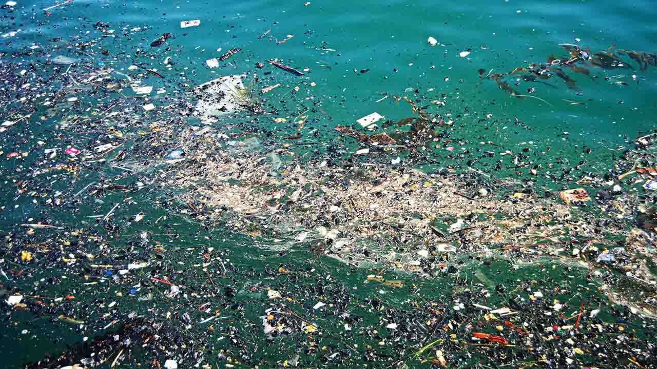 La medida busca reducir la presencia del material en los mares que representa un 80% de su contaminación mundial