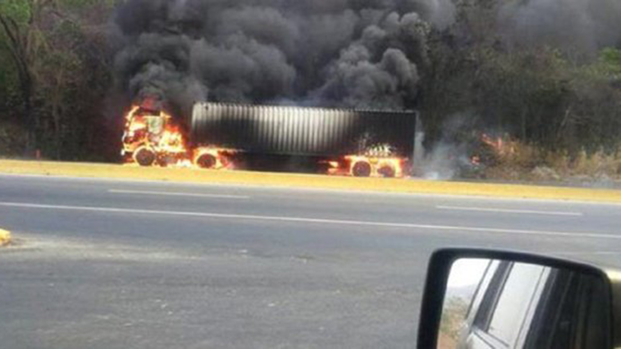 El incidente habría ocasionado también que una gandola se incendiara en la autopista