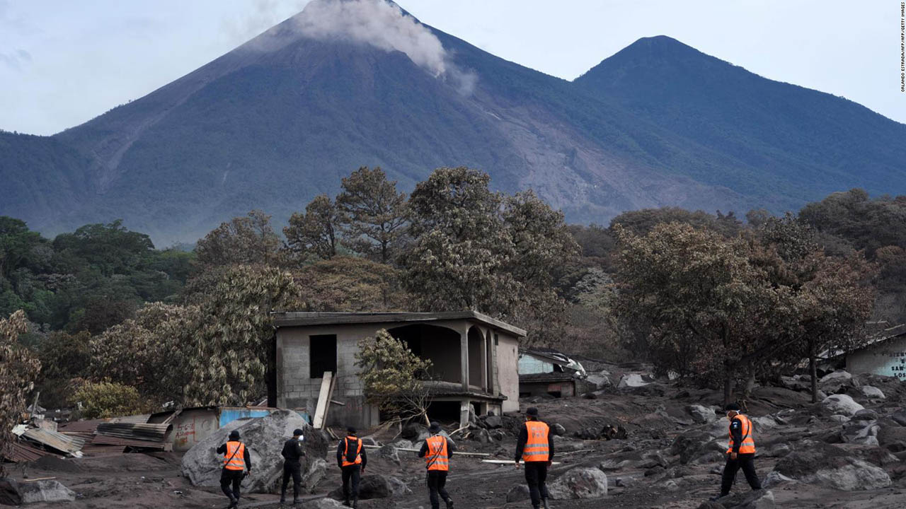 Brigadas del Ejército se trasladaron hasta San Miguel de Los Lotes donde ubicaron a los cuerpos que dejó la erupción volcánica