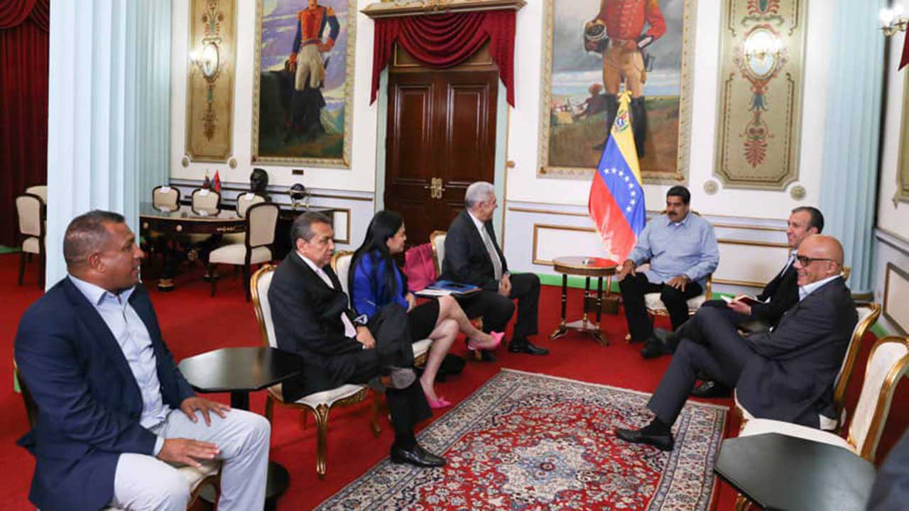 La decisión de Nicolás Maduro se da luego de una reunión sostenida con cuatro gobernadores opositores