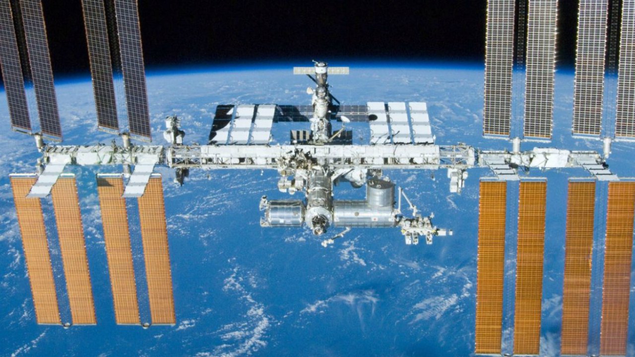 Tres astronautas parten a la Estación Espacial Internacional