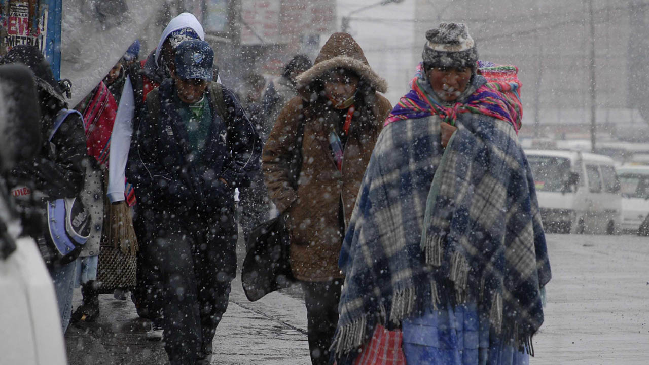 La causa de lo sucedido se debe al actual invierno en la zona que ocasionó la muerte de estas personas en la ciudad de El Alto, vecina a La Paz