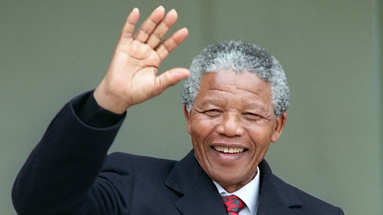 El texto resalta a Mandela como un ícono de las batallas por la libertad y derechos civiles y políticos en Sudáfrica y el mundo