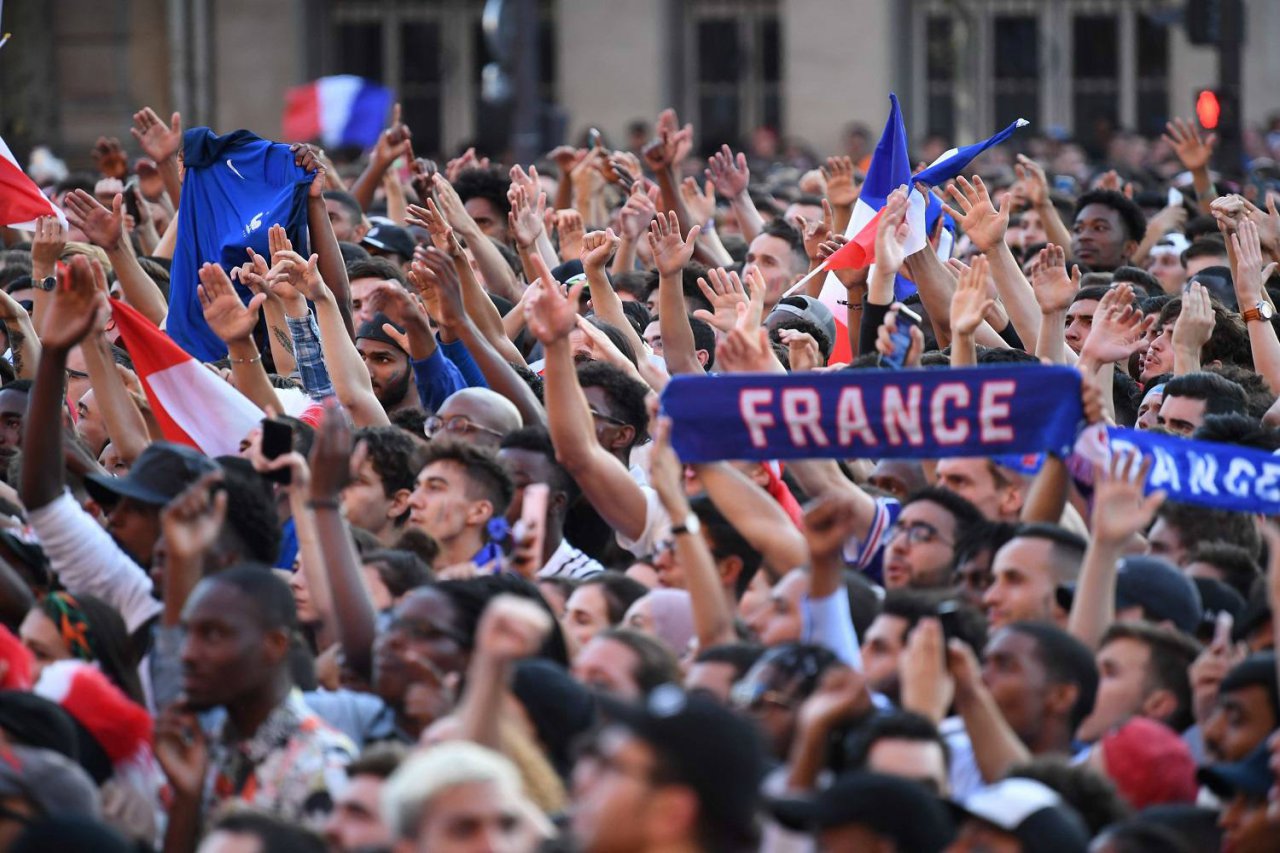 Celebraciones en Francia dejan al menos 300 personas detenidas
