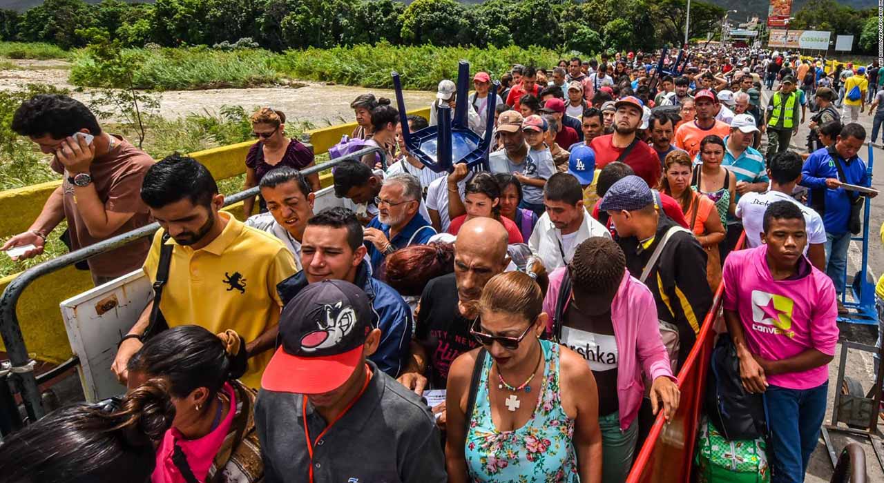 El canciller de ese país, Carlos Holmes Trujillo, explicó que la medida nace tras la masiva llegada de venezolanos en la nación