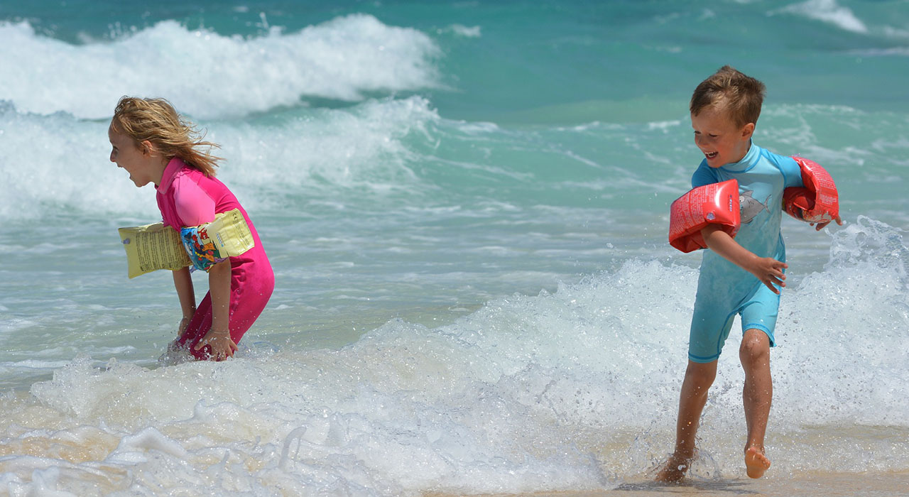 La OCU recomienda hacer uso de flotadores en zonas del mar donde los infantes apoyen las plantas de los pies