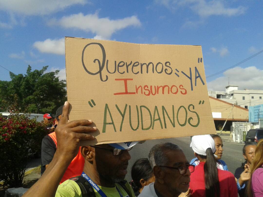Los afectados alzaron varias pancartas como símbolo de protesta en el que manifestaron su preocupación ante la escasez de fármacos