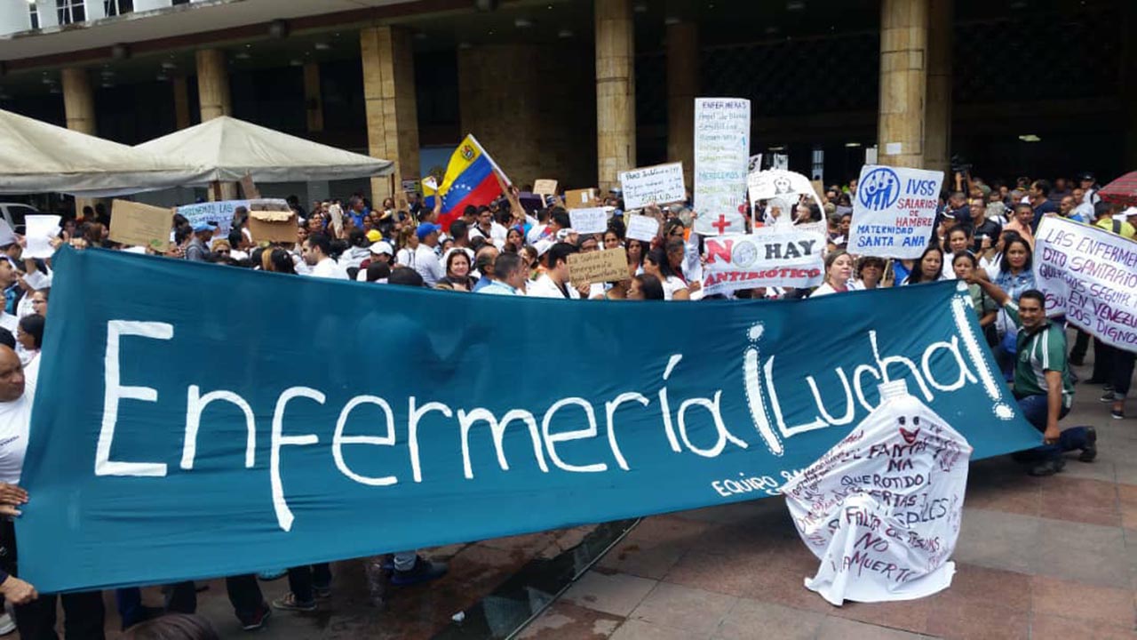 Un numeroso grupo de médicos y enfermeras se congregaron en la Plaza Caracas para exigir la presencia del titular del ente