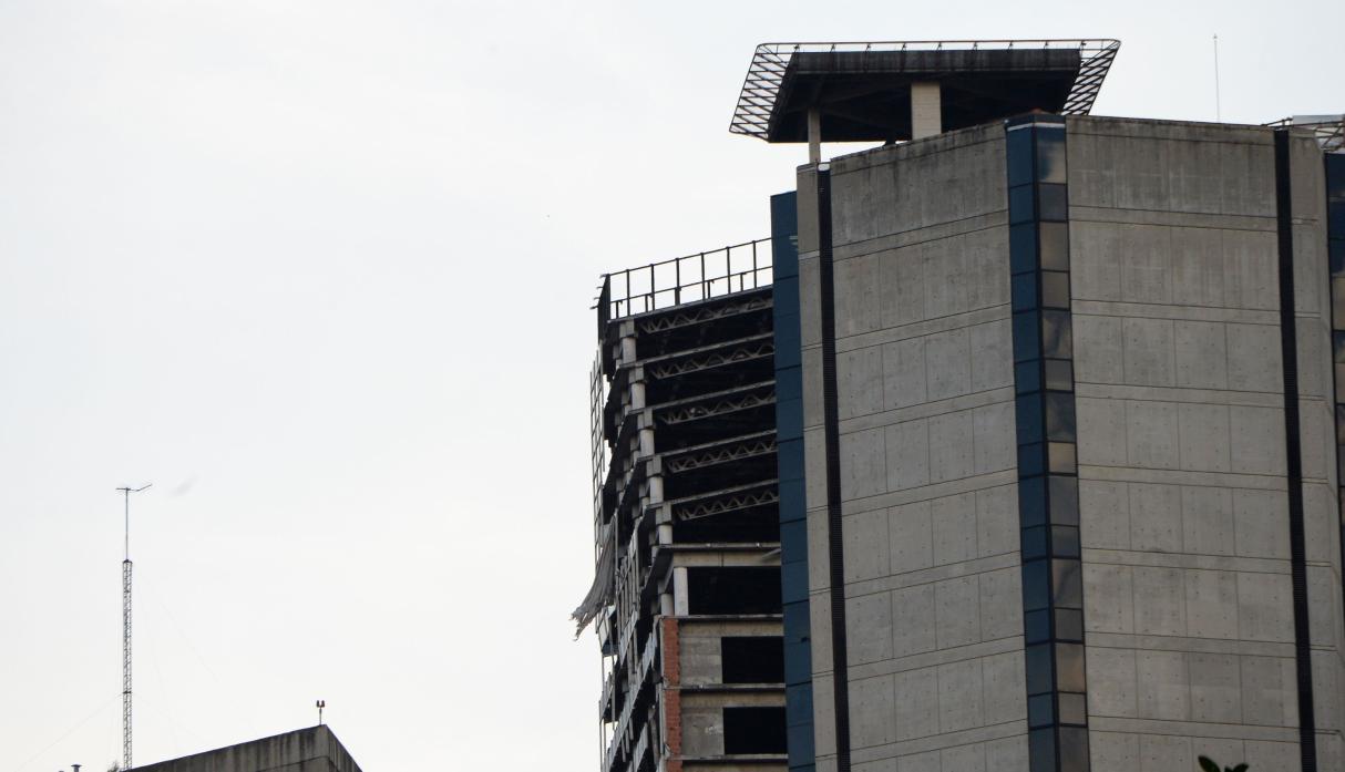 El Centro Financiero Confinanzas sufrió una inclinación de 25º en sus últimos cinco pisos