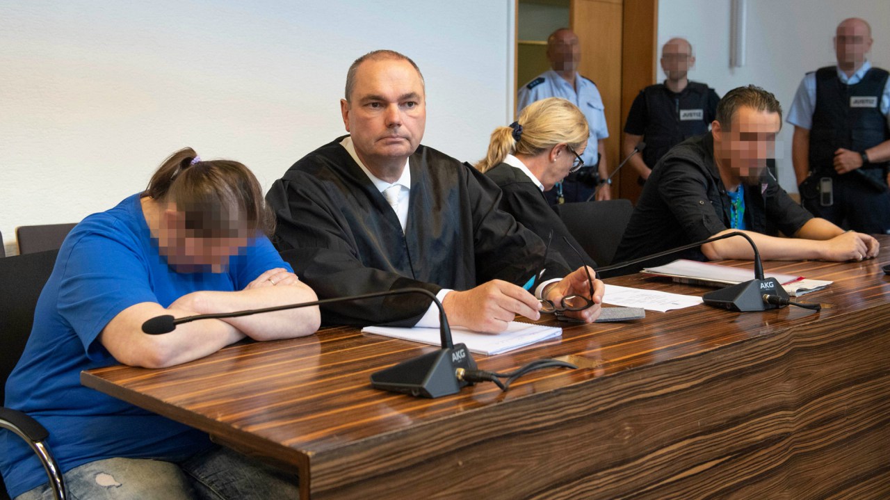 Condena a 12 años de prisión a una madre alemana por abusar y prostituir a su hijo