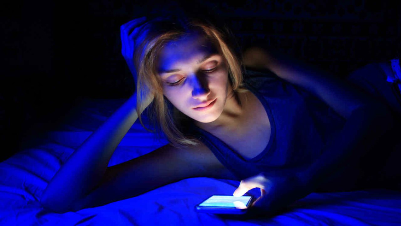 La luz azul de la pantalla del celular causa daños en la vista