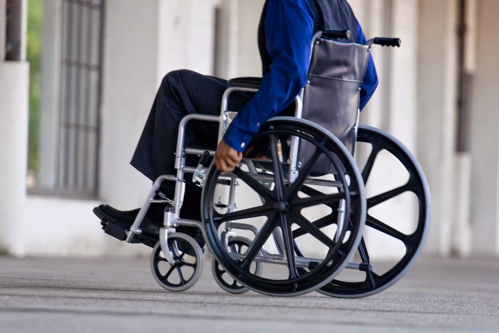 Un paralítico consigue caminar gracias a estimulación eléctrica