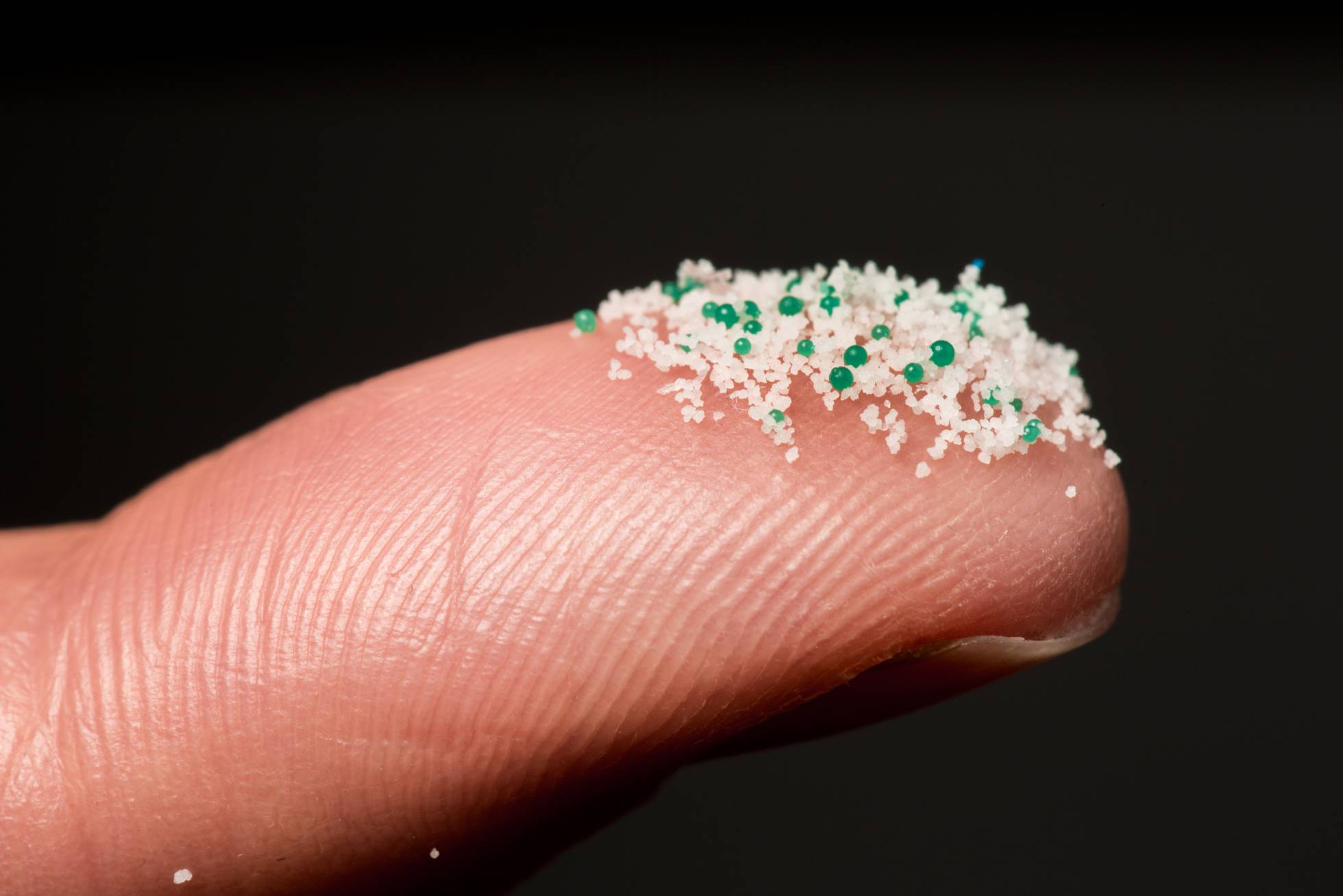 Estudio halla microplásticos en heces de personas