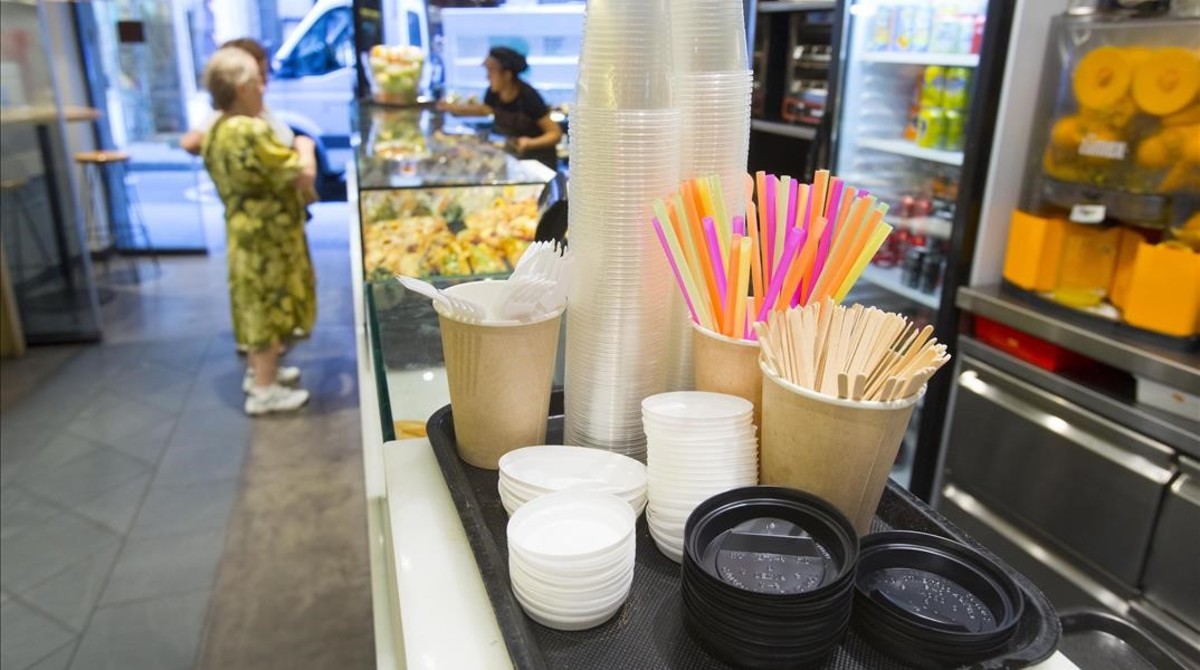 Italia prohibirá los platos, cubiertos y vasos de plástico