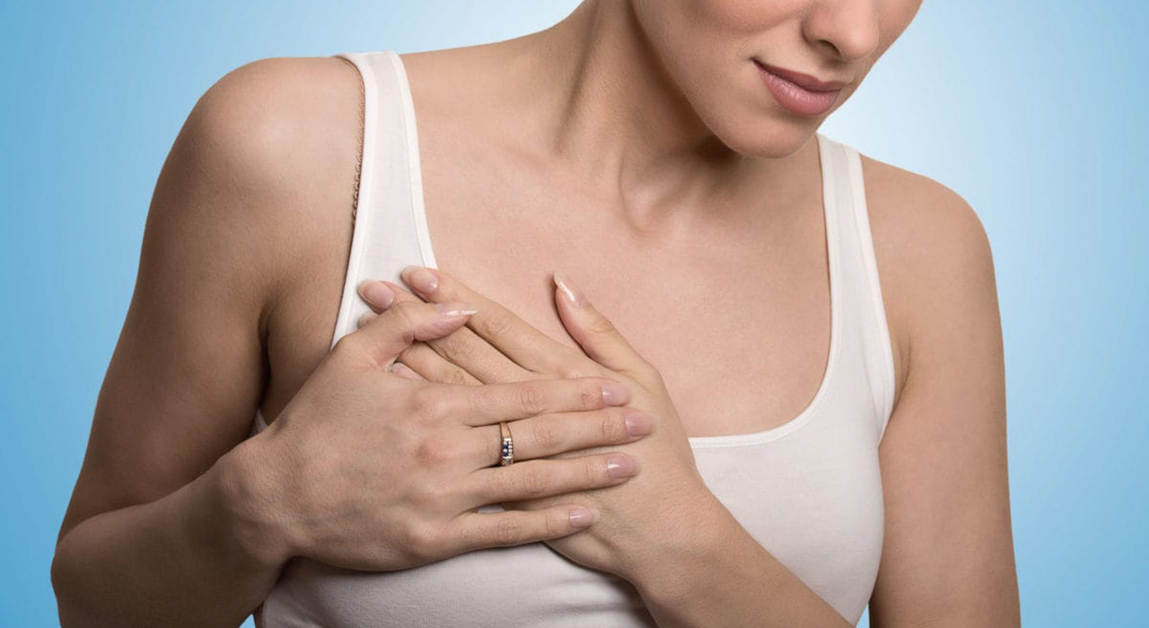 Según especialistas la molestia en las mamas se da tras el desajuste hormonal en esos días