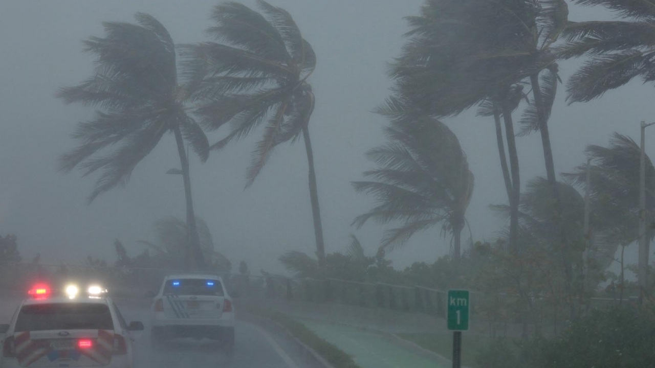 Especialistas informaron este martes que el ciclón se debilitó a categoría tres