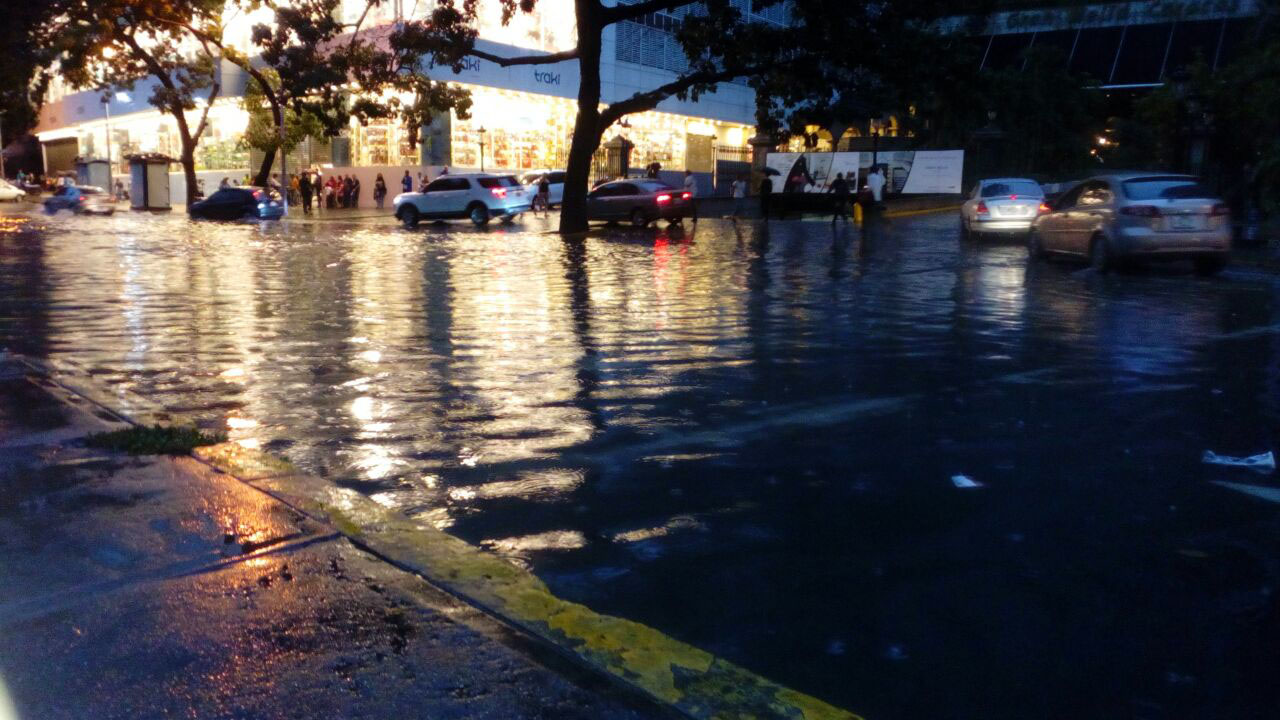 DOBLE LLAVE - Desbordamiento del río Guaire alarma a los ciudadanos y genera caos en la zona metropolitana