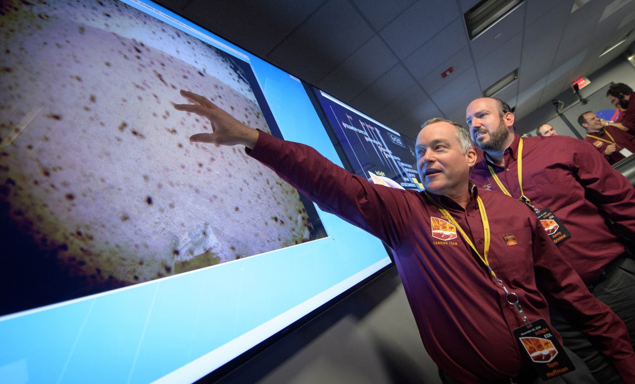 La sonda espacial InSight envía las primeras imágenes de la superficie de Marte