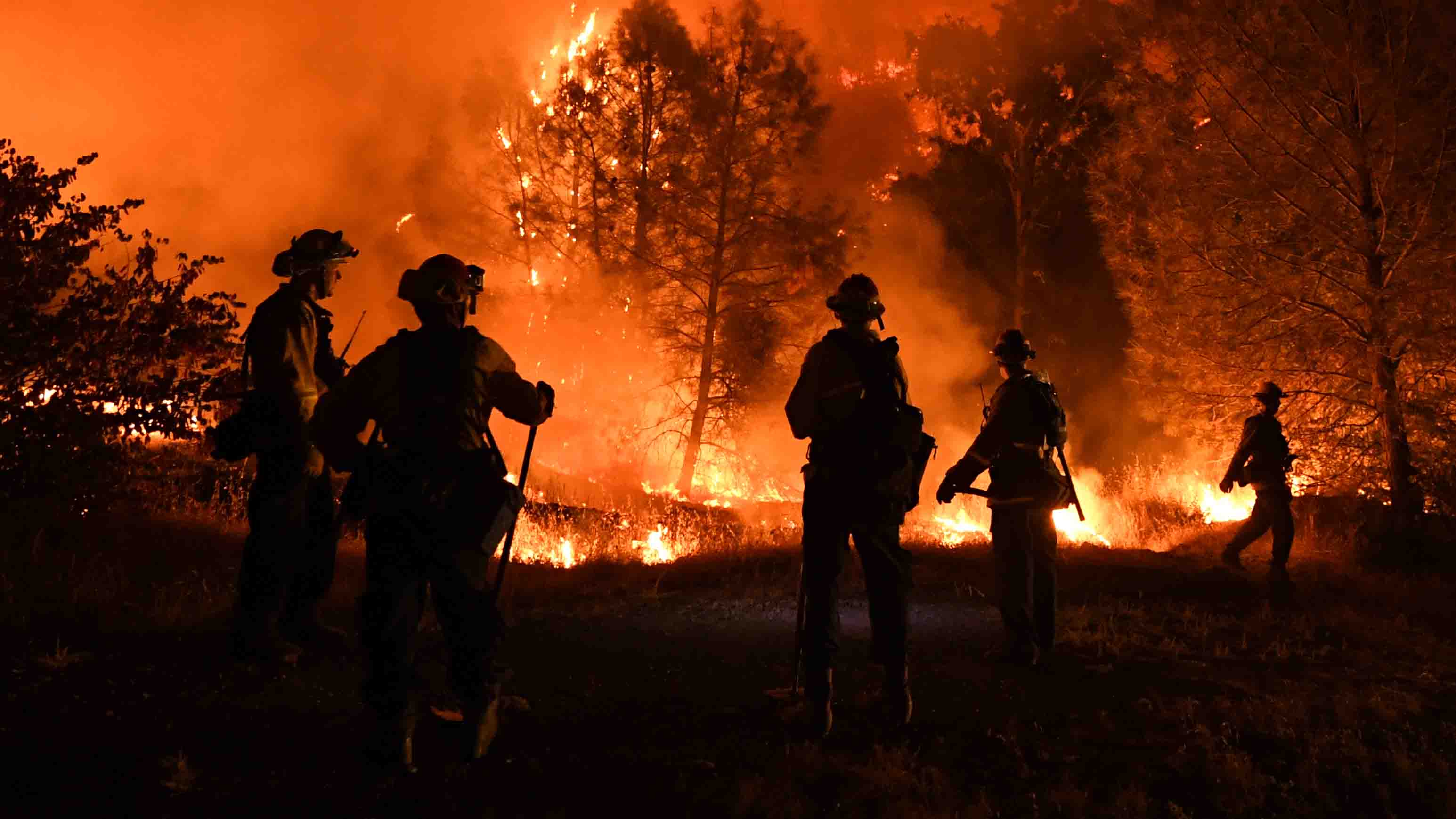 Más de 5 mil bomberos continúan combatiendo el incendio que dejó hecho cenizas el pueblo de Paradise