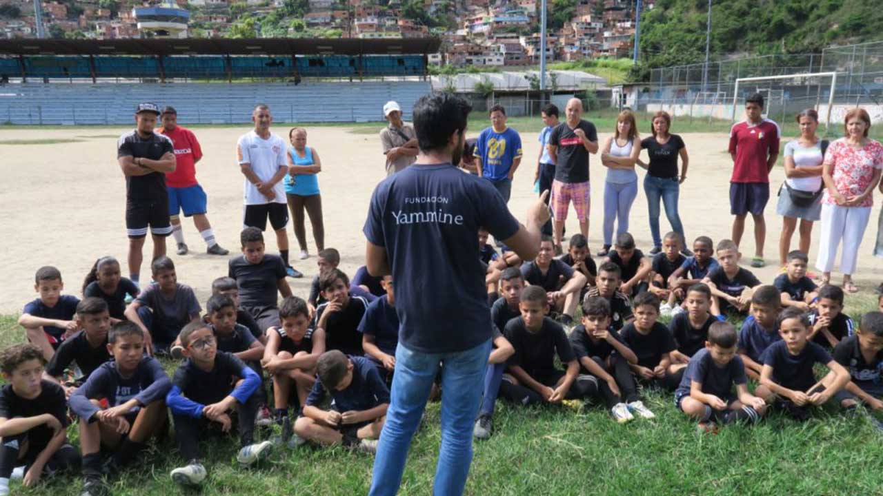 La escuela de fútbol "Tico Pérez" recibió balones de fútbol y tapas de entrenamiento