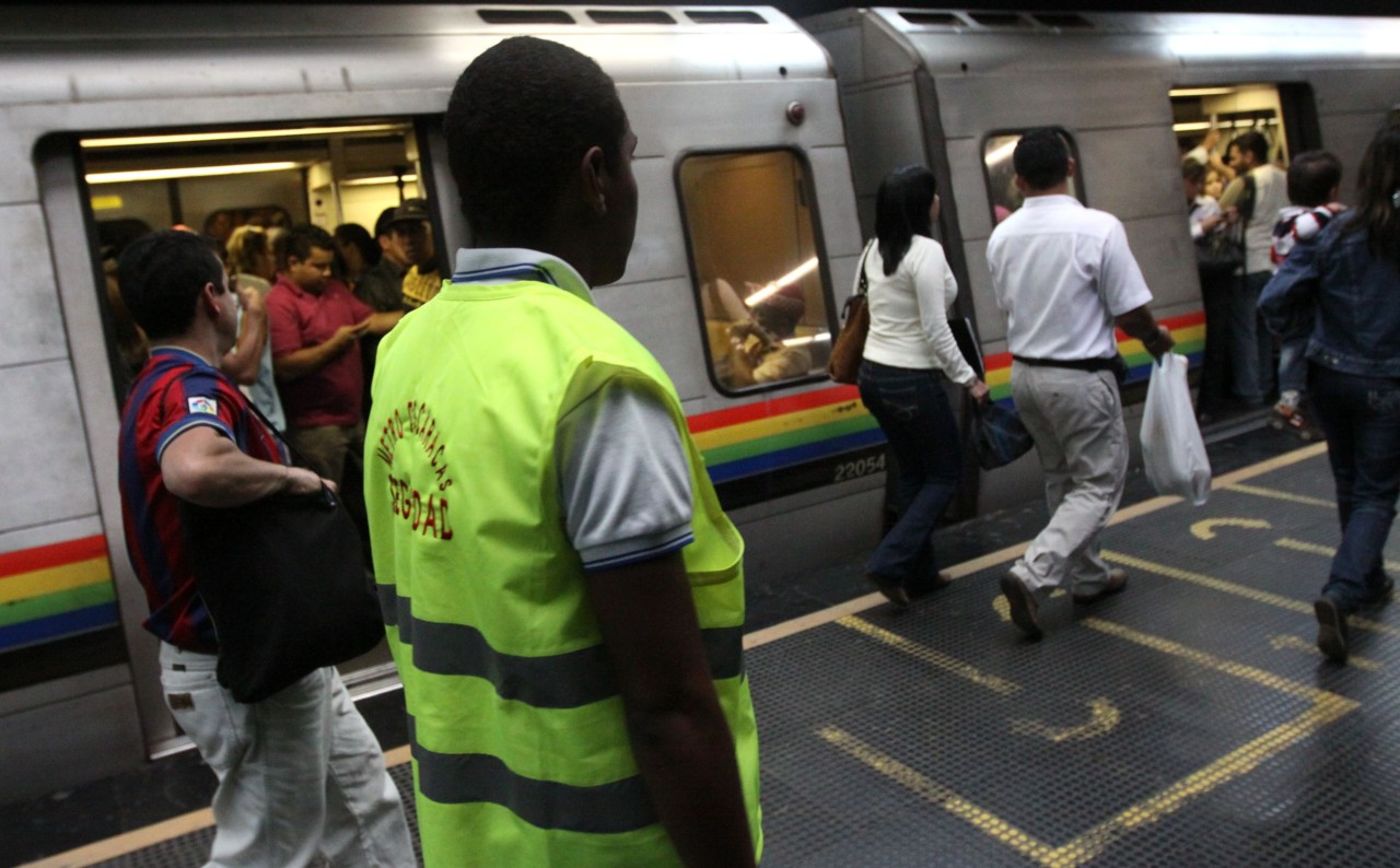 Metro de Caracas presentó fuerte retraso motivado a un tren con fallas