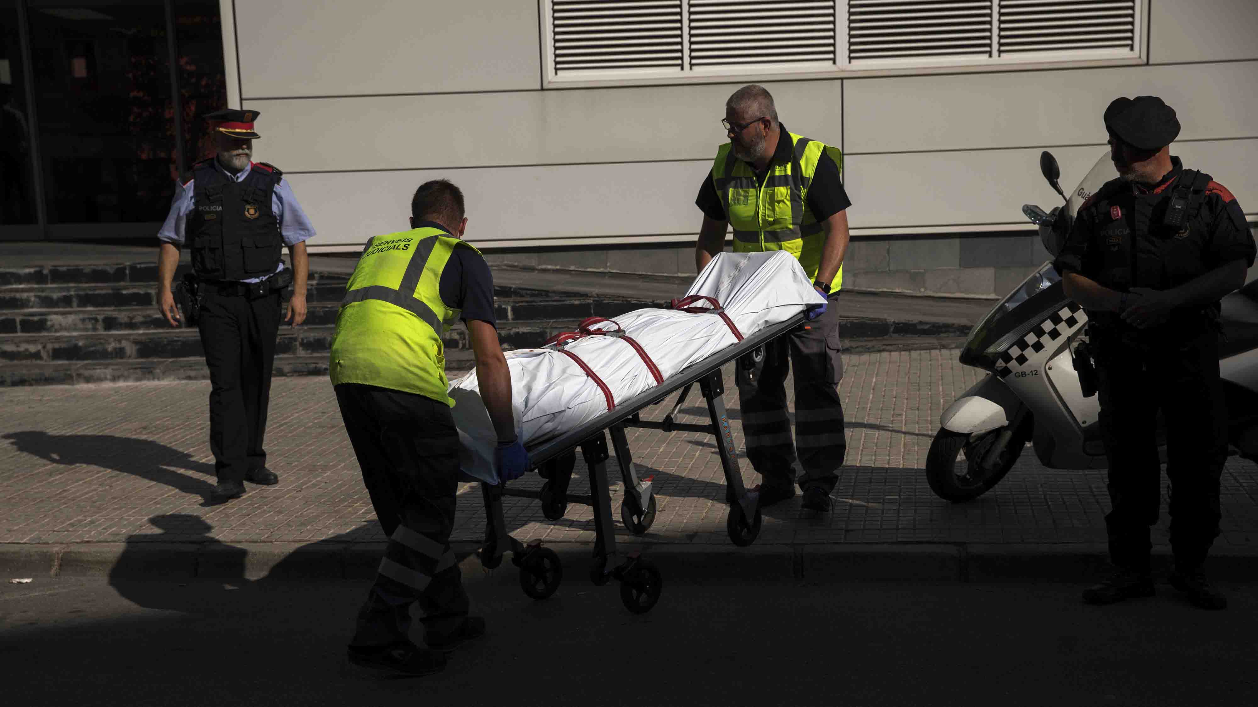 Dos personas mueren al estrellarse avioneta en gasolinera española