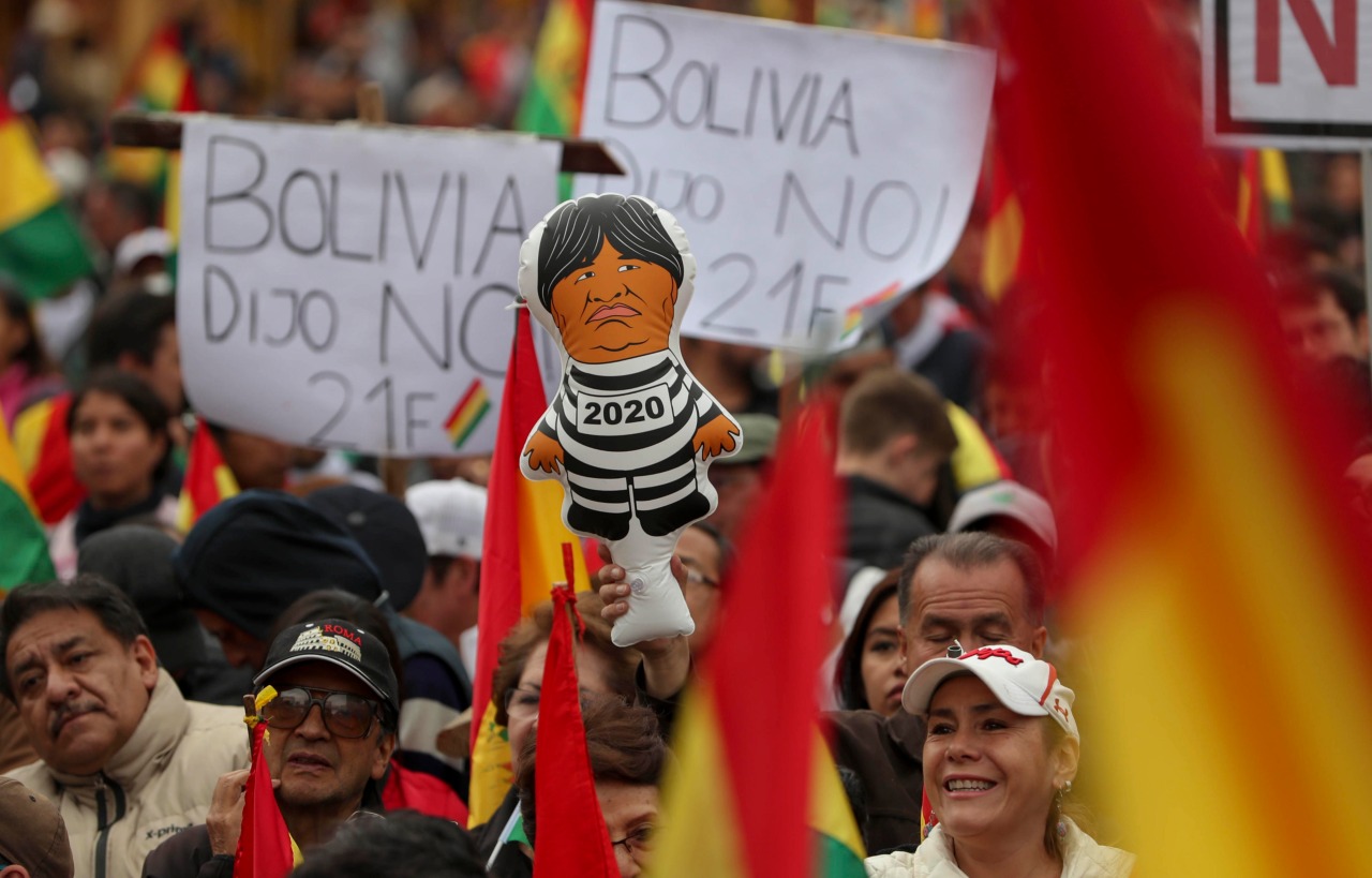 Manifestantes de Bolivia atacaron sede del TSE en protesta a Evo Morales