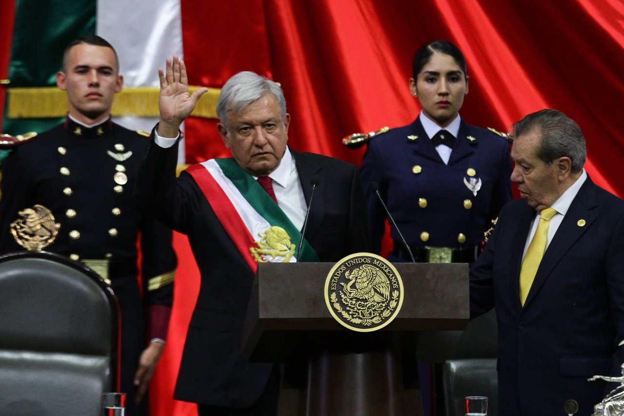 López Obrador fue investido como nuevo presidente de México