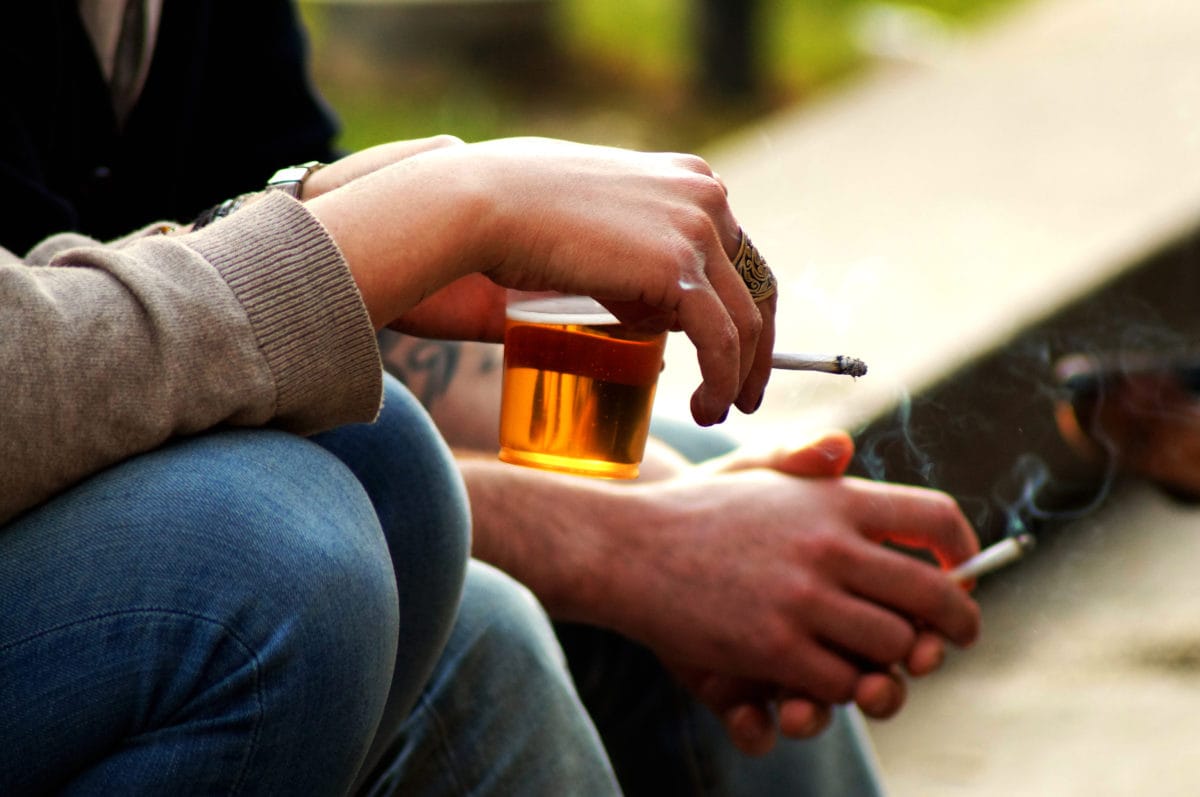 Reducir el consumo de alcohol puede ayudar a dejar de fumar