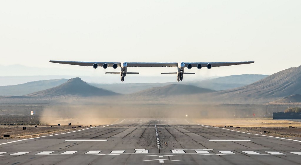 El aeroplano posee un récord mundial gracias a sus 117 metros y 72,5 metros de largo, y pesa casi 227.000 kilos