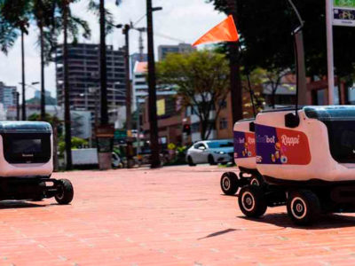 Robots hacen entregas a domicilio en Medellín durante la cuarentena
