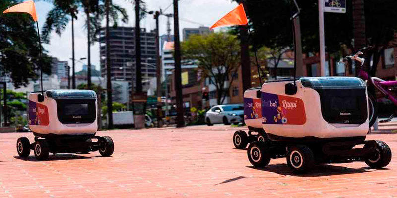 Robots hacen entregas a domicilio en Medellín durante la cuarentena