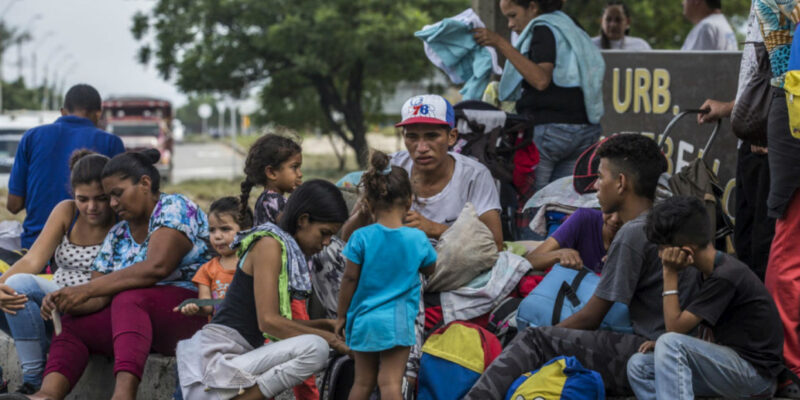 Migrantes venezolanos viven de donativos para alimentarse