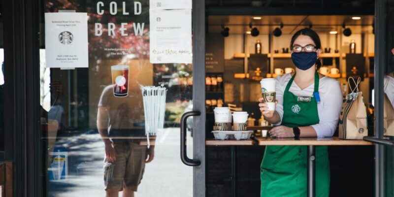 Starbucks se reorganiza y decide cerrar numerosas cafeterías a consecuencia del COVID-19